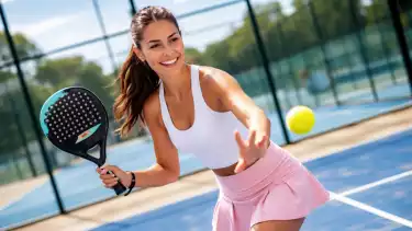 Ilustrasi wanita cantik bermain padel
