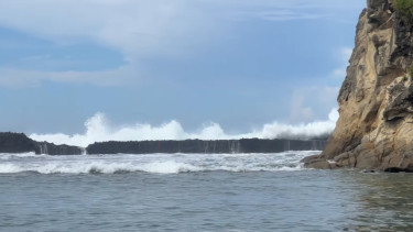 Nikmati Sensasi Libur Akhir Pekan, Cara Ngecer dari Bekasi ke Pantai Sarwana Tanpa Kantong Jebol