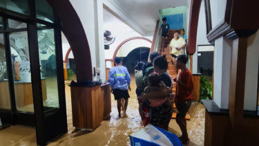 BREAKING NEWS! Air Terus Naik, Banjir Kepung Desa Sambiroto Tayu Pati Malam Ini