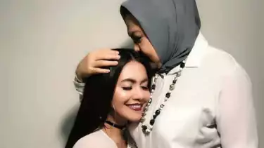 Denada Elizabeth Anggia Ayu Tambunan & Mendiang sang ibunda, almarhumah Emilia Contessa