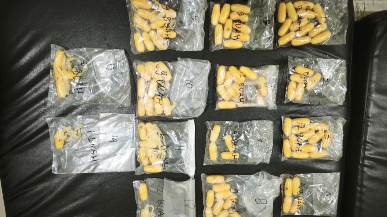 Bareskrim Polri-Bea Cukai Soetta Gagalkan Penyelundupan Narkotika oleh Dua WNA Pakistan, Simpan 159 Kapsul Sabu dalam Tubuh
            - galeri foto