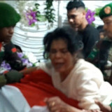 Ibunda Praka Satria Taopan Histeris hingga Pingsan, Anaknya Gugur dalam Penyerangan KKB Papua