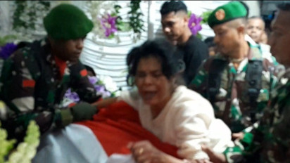 Ibunda Praka Satria Taopan Histeris hingga Pingsan, Anaknya Gugur dalam Penyerangan KKB Papua