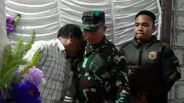 Ayah Praka Satria Taopan Korban Penyerangan KKB Papua menangis