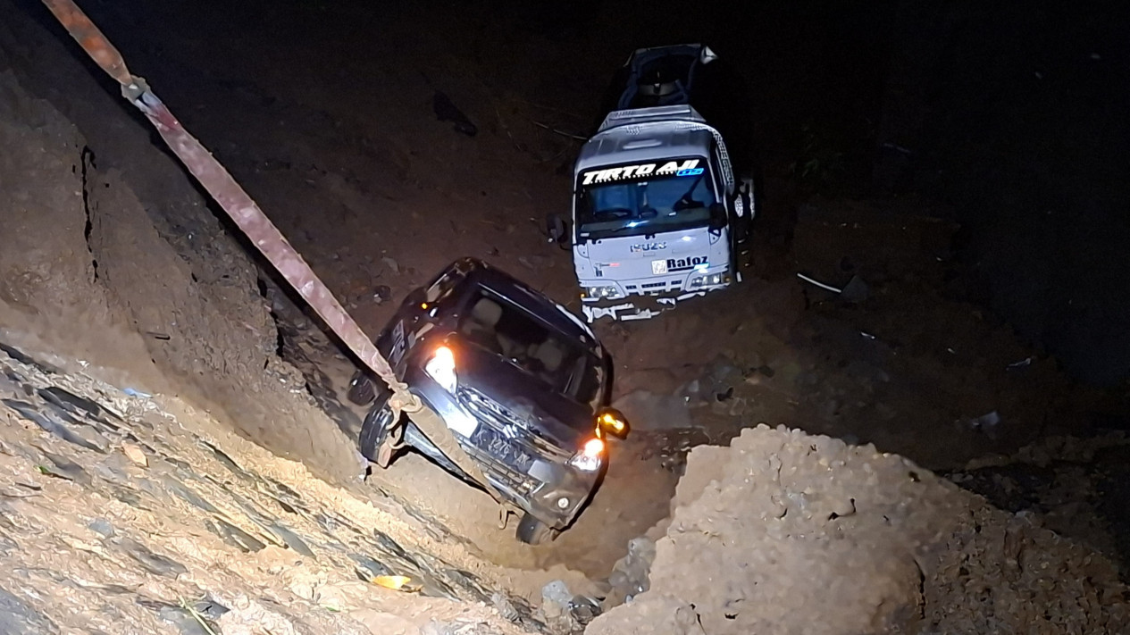 Detik-detik Jembatan Longsor di Kudus, Dua Mobil Terseret ke Jurang
            - galeri foto