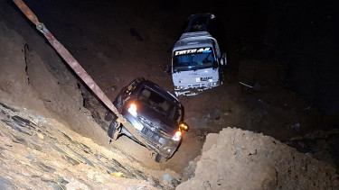 Detik-detik Jembatan Longsor di Kudus, Dua Mobil Terseret ke Jurang