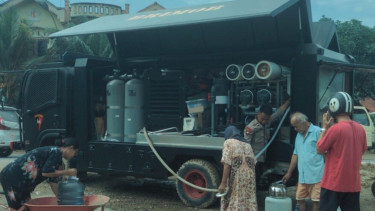 Brimob Polda Sumut Salurkan Bantuan Pendidikan, Sembako, dan Air Bersih bagi Warga Terdampak Bencana di Sibolga dan Tapteng