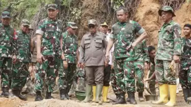 Kepala Staf Angkatan Darat (KSAD) Jenderal TNI Maruli Simanjuntak meninjau pembangunan jembatan Armco di Kelurahan Hutanabolon, Tapanuli Tengah, Sumatera Utara, Jumat (9/1/2026).
