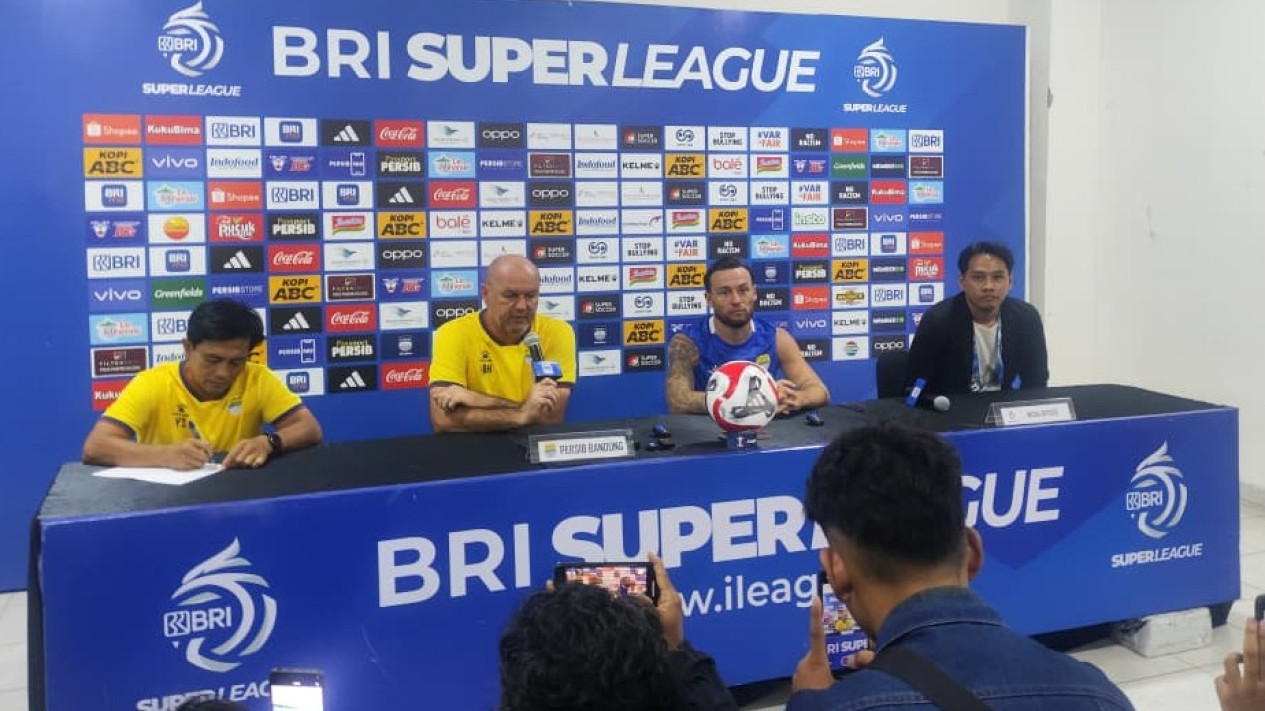 Bojan Hodak Tiba-tiba Khawatir Satu Hal Penting Ini Jelang Duel Persib Vs Persija di Stadion GBLA, Ada Masalah Apa?
            - galeri foto