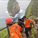 Basarnas Evakuasi WNA Ceko Cedera Diterjang Ombak di Pantai Kelingking Nusa Penida