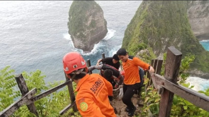 Basarnas Evakuasi WNA Ceko Cedera Diterjang Ombak di Pantai Kelingking Nusa Penida