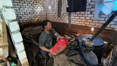 Cerita Pilu Warga Tayu Pati Rumahnya Ambrol Diterjang Banjir, Gendong Ibu Susuri Tanggul saat Air Bah Datang