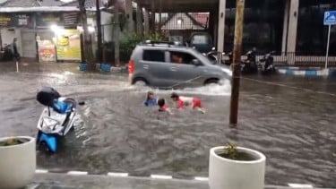 Drainase Baru Gagal Fungsi, Alun-Alun Probolinggo Tergenang Air