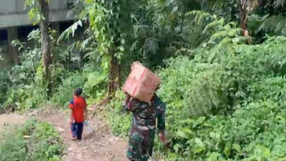 Medan Berat Bukan Halangan, Prajurit TNI Jalan Kaki Tembus Hutan Demi Suplai Logistik Korban Bencana Sumatera di Wilayah Pelosok