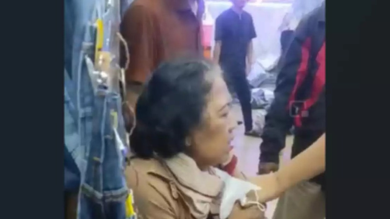 Ketahuan Nyolong Belasan Pakaian, Nenek di Pasar Tanah Abang Terpaksa Bayar Jutaan Rupiah Demi Damai
            - galeri foto