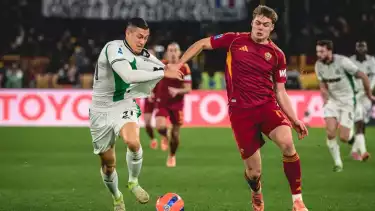 Jay Idzes berduel dengan Evan Ferguson di laga Sassuolo kontra AS Roma