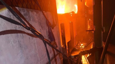Sebanyak 14 Rumah dan Satu Bangunan Konveksi di Tambora Jakbar Hangus Terbakar