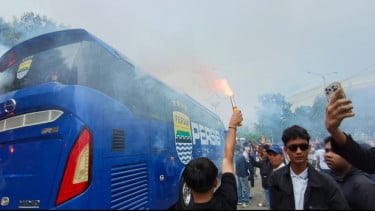 Teriakan Juara Berkumandang, Bobotoh Sambut Bus Persib Bandung dengan Flare Jelang Duel Kontra Persija Jakarta