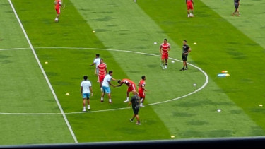 ‎Momen Rizky Ridho 'Salim' ke Salah Satu Pemain Persib Bandung saat Sesi Pemanasan Jelang El Clasico Indonesia