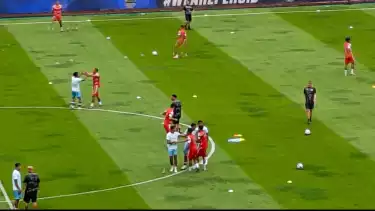 Interaksi pemain Persib dan Persija di pemanasan