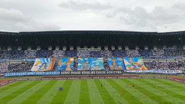 Sambut Persija Jakarta di GBLA, Bobotoh Pasang Tifo Monkey D Luffy Pamer 4 Trofi Milik Persib Bandung