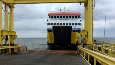 Cuaca Buruk, Kapal Feri Tertahan di Lintasan Situbondo-Madura