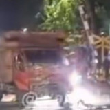Mencekam, Truk Mogok di Tengah Rel Kebon Jeruk Jakbar, Detik-detik Dihantam Kereta Terekam Kamera