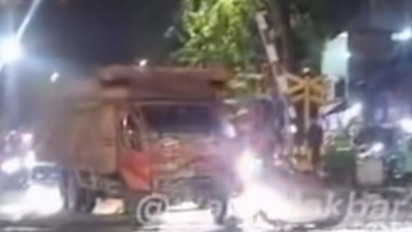 Mencekam, Truk Mogok di Tengah Rel Kebon Jeruk Jakbar, Detik-detik Dihantam Kereta Terekam Kamera