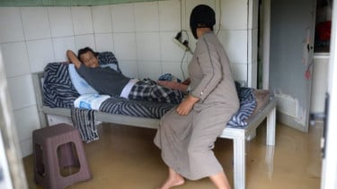 Puluhan Pasien Klinik Pengobatan Tradisional Terjebak Banjir di Baros Serang, Belum Dievakuasi