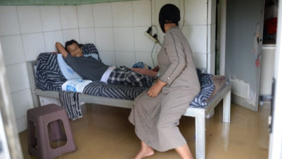 Puluhan Pasien Klinik Pengobatan Tradisional Terjebak Banjir di Baros Serang, Belum Dievakuasi