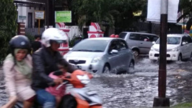 Lebih dari 300 Warga Mengungsi akibat Banjir di Makassar
