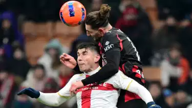 Pemain AC Milan, Adrien Rabiot saat Menghadapi Fiorentina