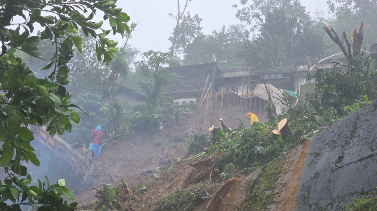 Tanah Longsor Terjang Tiga Rumah Warga di Kudus
            - galeri foto
