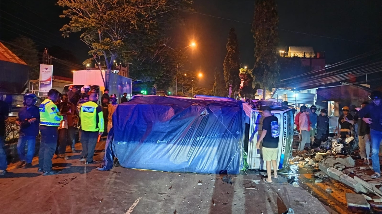 Mobil Barang Oleng Tabrak Delapan Motor Terparkir di Warung Kopi Pantura Brebes,  Satu Pengunjung Tewas
            - galeri foto