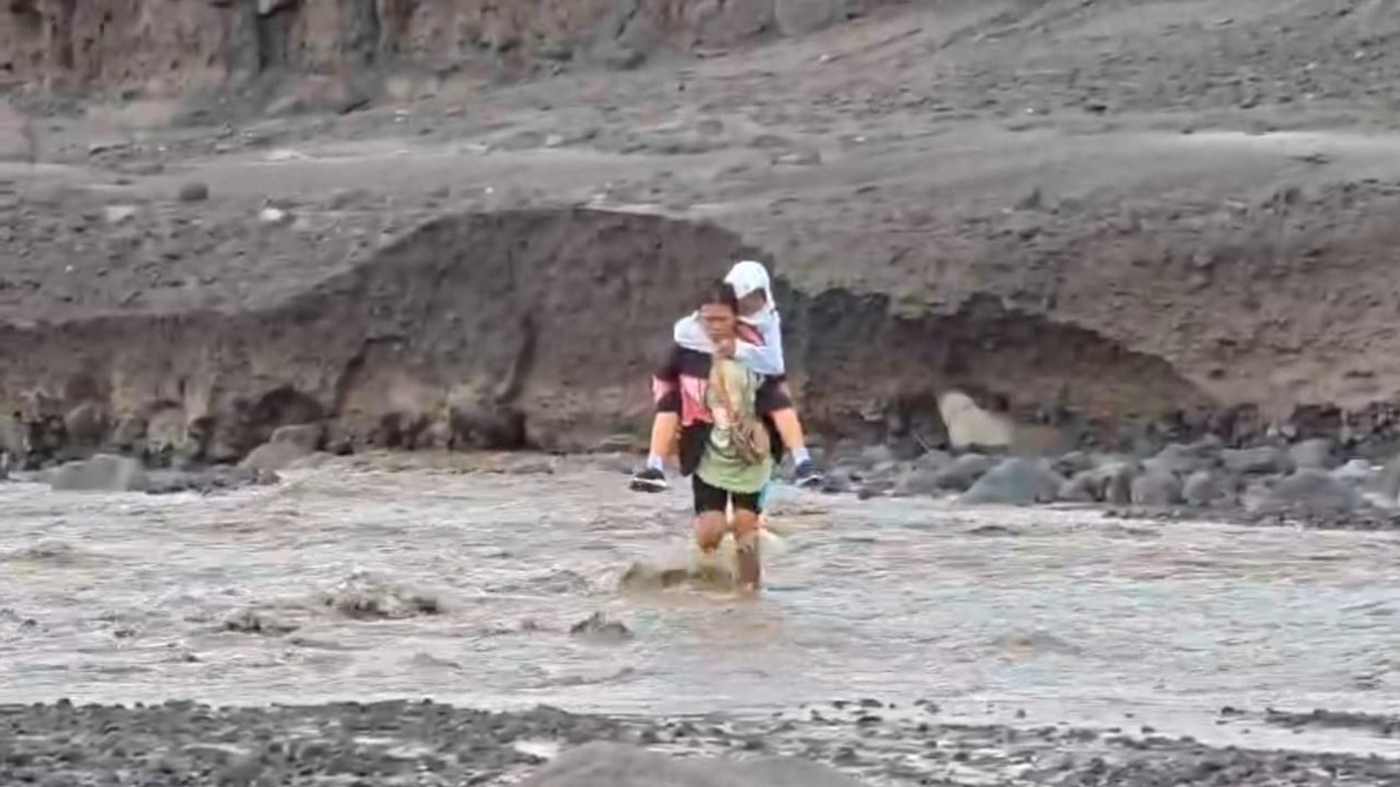 Perjuangan Siswa Dusun Terisolir yang Digendong, Pasca Jembatan Putus Diterjang Lahar Dingin Semeru
            - galeri foto