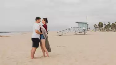 Ilustrasi Pasangan di Pantai