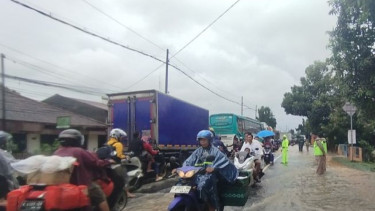 Jalan Pantura Kudus Terendam Banjir, Polisi Terjunkan Personel