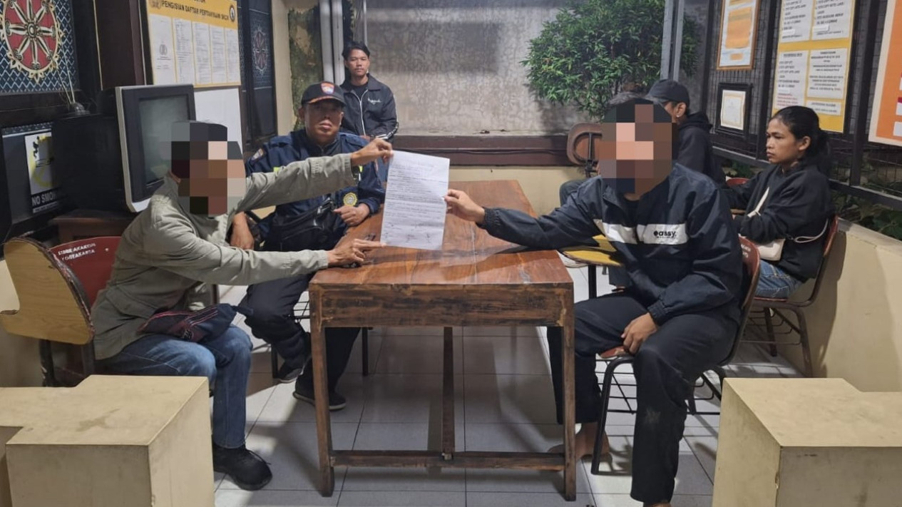 Heboh! Dua Pria Diduga Penyuka Sesama Jenis Tertangkap Basah Hendak Berbuat Asusila di Toilet Umum di Bantul
            - galeri foto