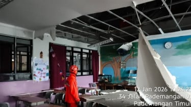Plafon SD di Jakarta Utara Roboh saat Hujan Deras, Siswa yang Sedang Santap MBG Panik