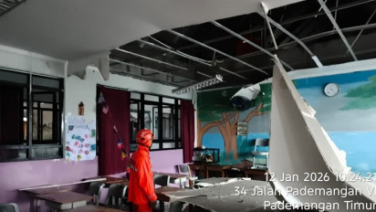 Plafon SD di Jakarta Utara Roboh saat Hujan Deras, Siswa yang Sedang Santap MBG Panik