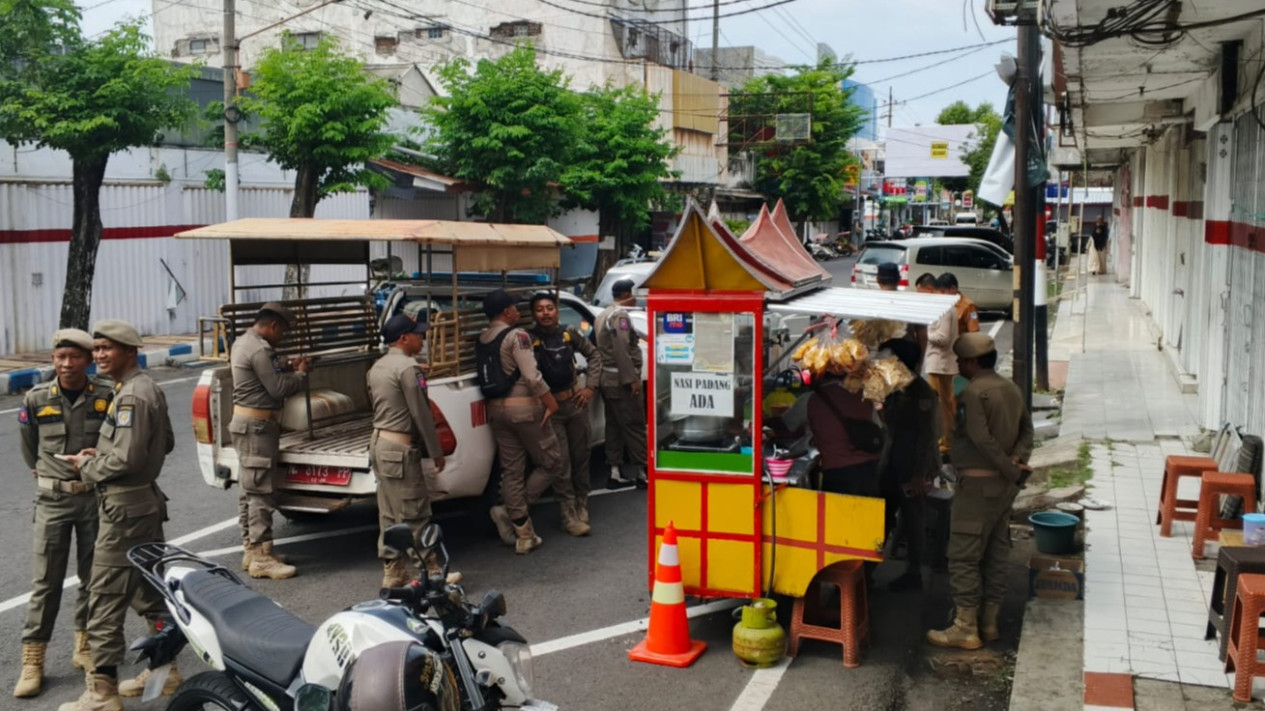 Satpol PP Tertibkan PKL di Jalan Dokter Soetomo Probolinggo
            - galeri foto