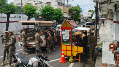 Satpol PP Tertibkan PKL di Jalan Dokter Soetomo Probolinggo