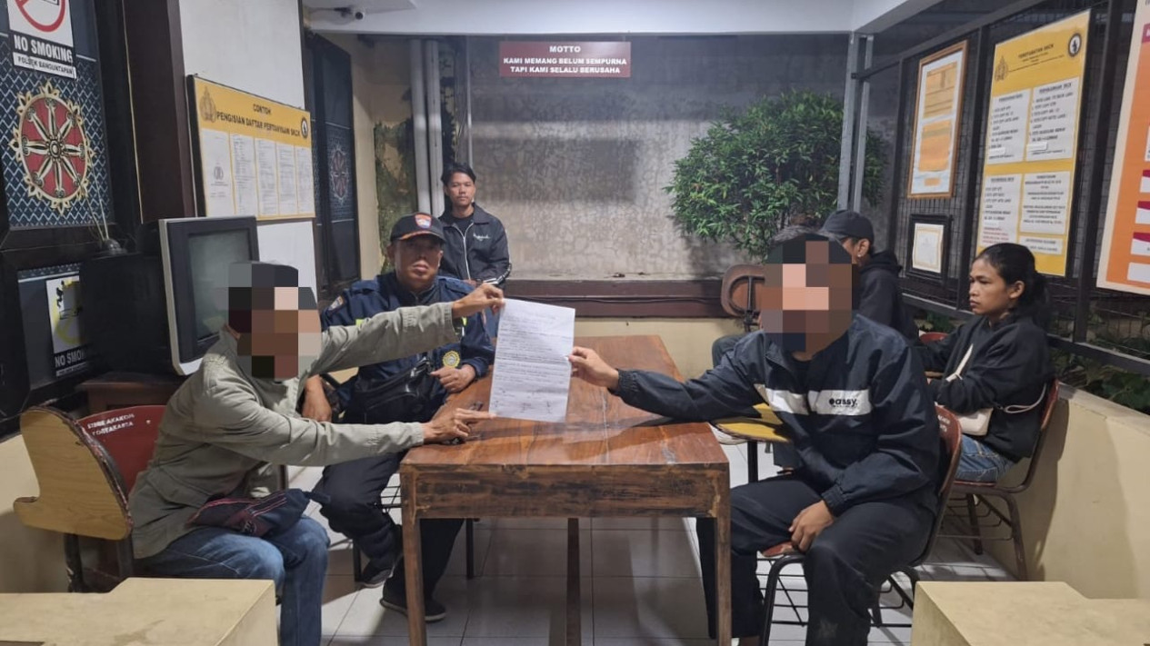 Heboh! Dua Pria Diduga Penyuka Sesama Jenis Tertangkap Basah Hendak Berbuat Asusila di Toilet Umum Banguntapan, Bantul
            - galeri foto