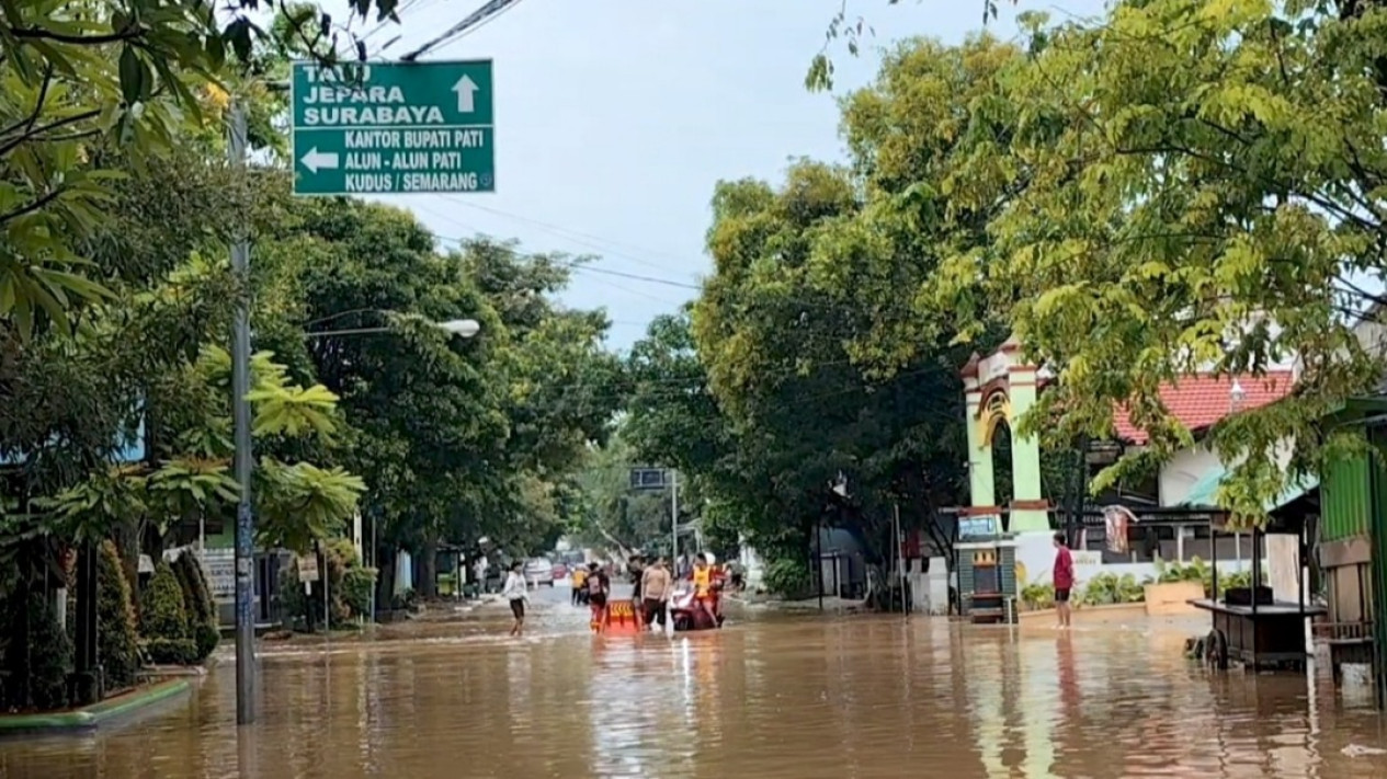 Banjir Parah Rendam Kota Pati, Jalan Protokol hingga Belakang DPRD Tergenang
            - galeri foto