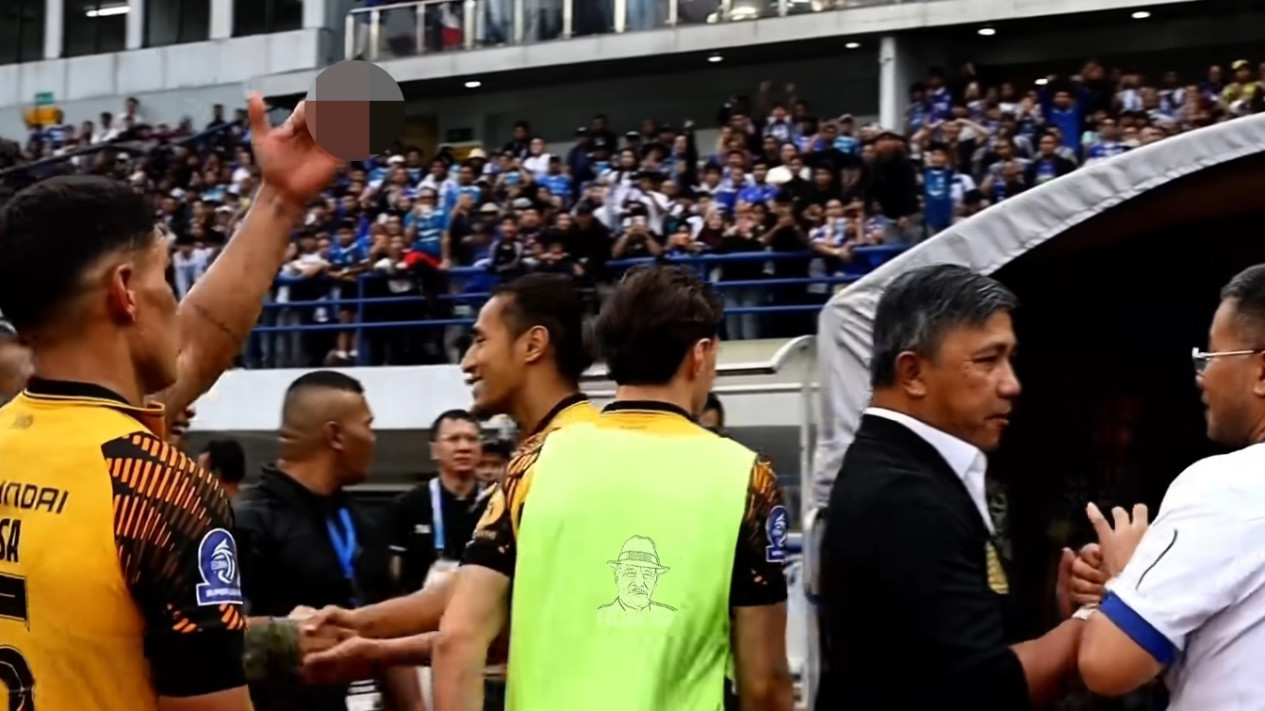 Van Basty Sousa Acungkan Jari Tengah ke Bobotoh, Gelandang Persija Itu Kini Dibayang-bayangi Sanksi Berat PSSI
            - galeri foto