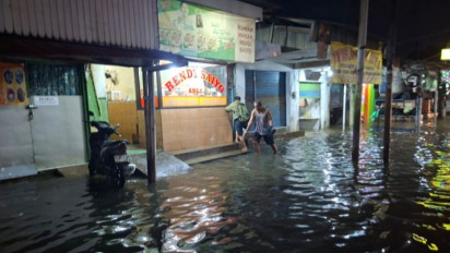 Jakarta Barat Dikepung Banjir, 9 RT Masih Terendam Hingga Tengah Malam, Ketinggian Air Capai 75 Cm