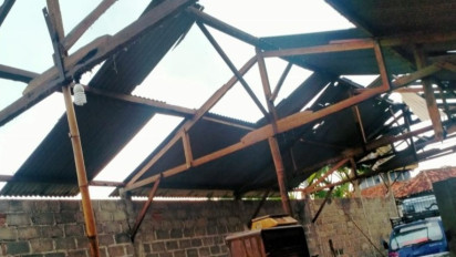 Dalam 10 Menit, Angin Puting Beliung Hajar 3 Desa di Tulungagung Jatim dan Rusak Puluhan Rumah