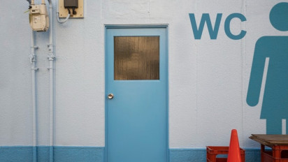 Video Diduga Pasangan Sesama Jenis Beda 27 Tahun Kepergok Warga saat di Toilet Viral, Kenalan di Facebook hingga Janjian Hendak Berbuat Asusila