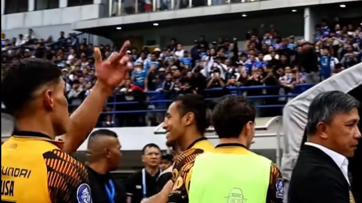 Pemain Persija ini Terbawa Emosi? Tertangkap Kamera Acungkan Jari Tengah ke arah Fans Persib Bandung
            - galeri foto