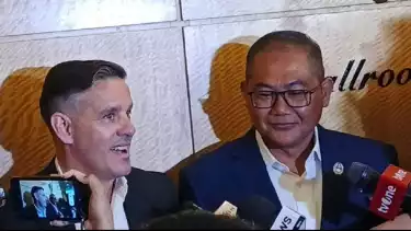 Pelatih Timnas Indonesia John Herdman bersama Sumardji